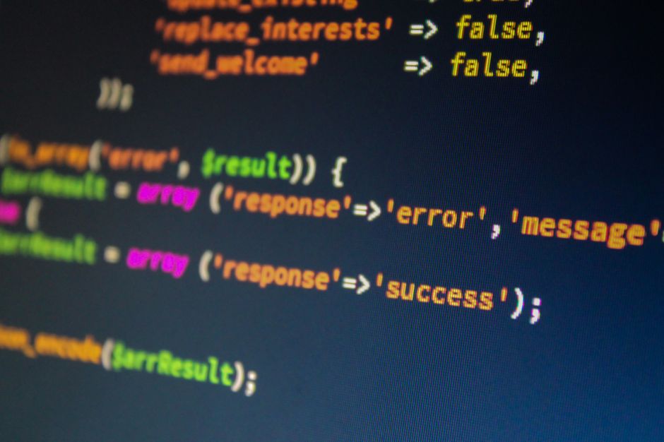Close-up de código PHP em um monitor, destacando conceitos de desenvolvimento e programação.