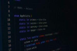 Equipe de agência web em reunião de planejamento, analisando estratégia digital e métricas de projeto