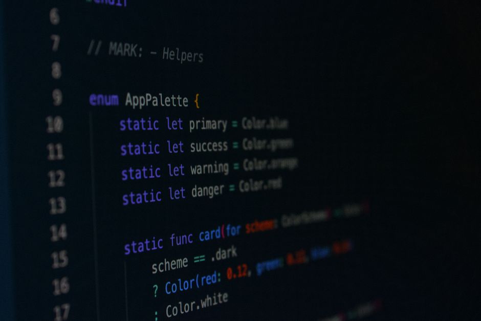 Equipe de agência web em reunião de planejamento, analisando estratégia digital e métricas de projeto